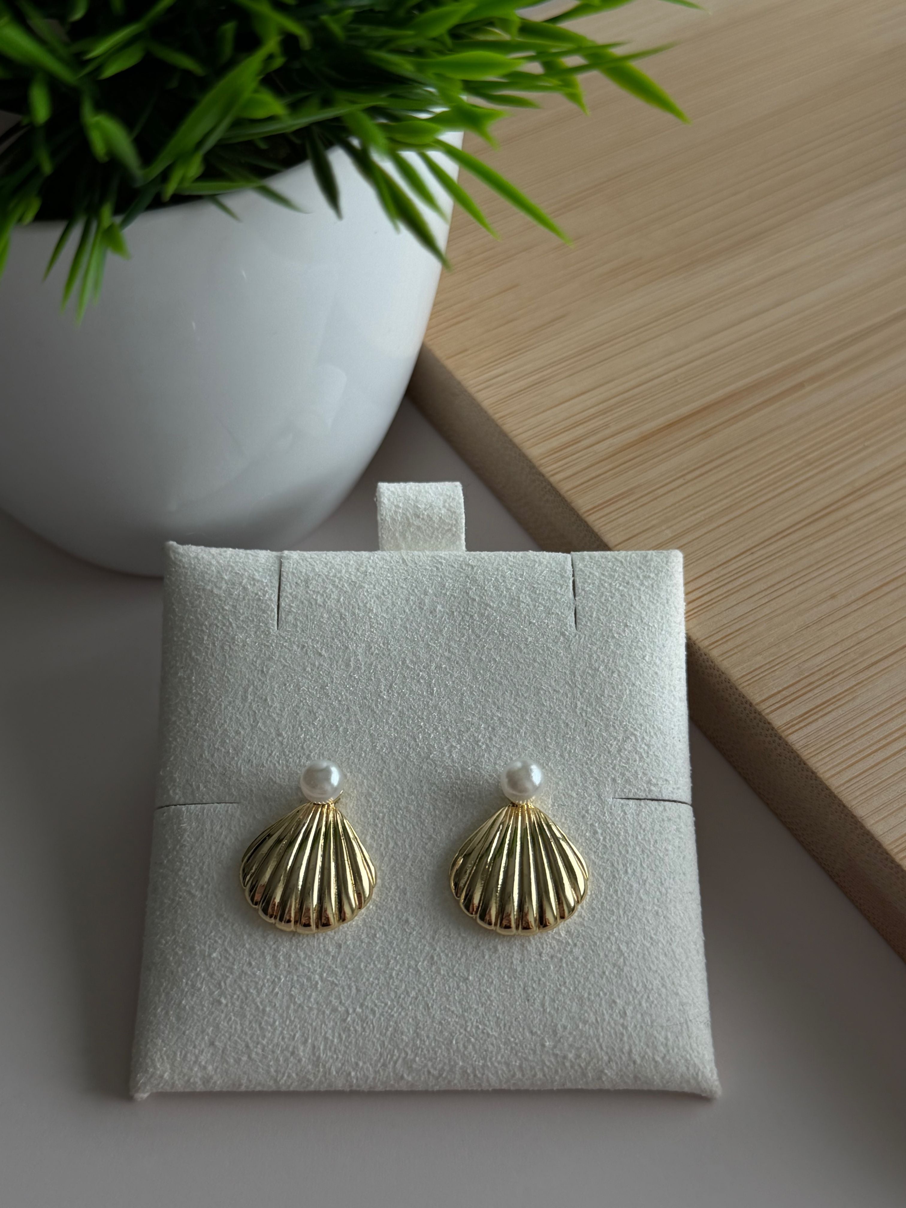 Pearl Shell Stud Earrings