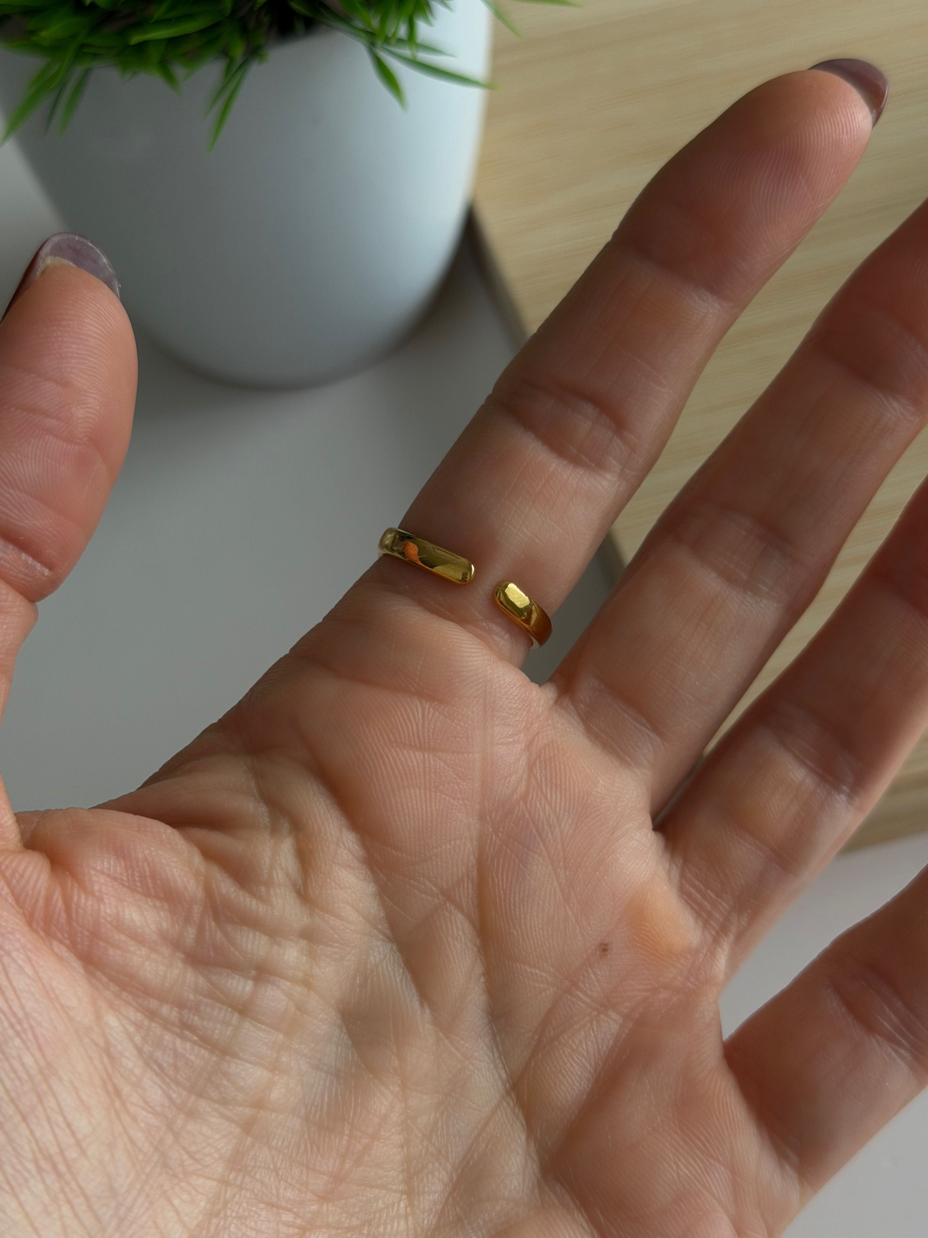 Curved Wave Ring with Crystal