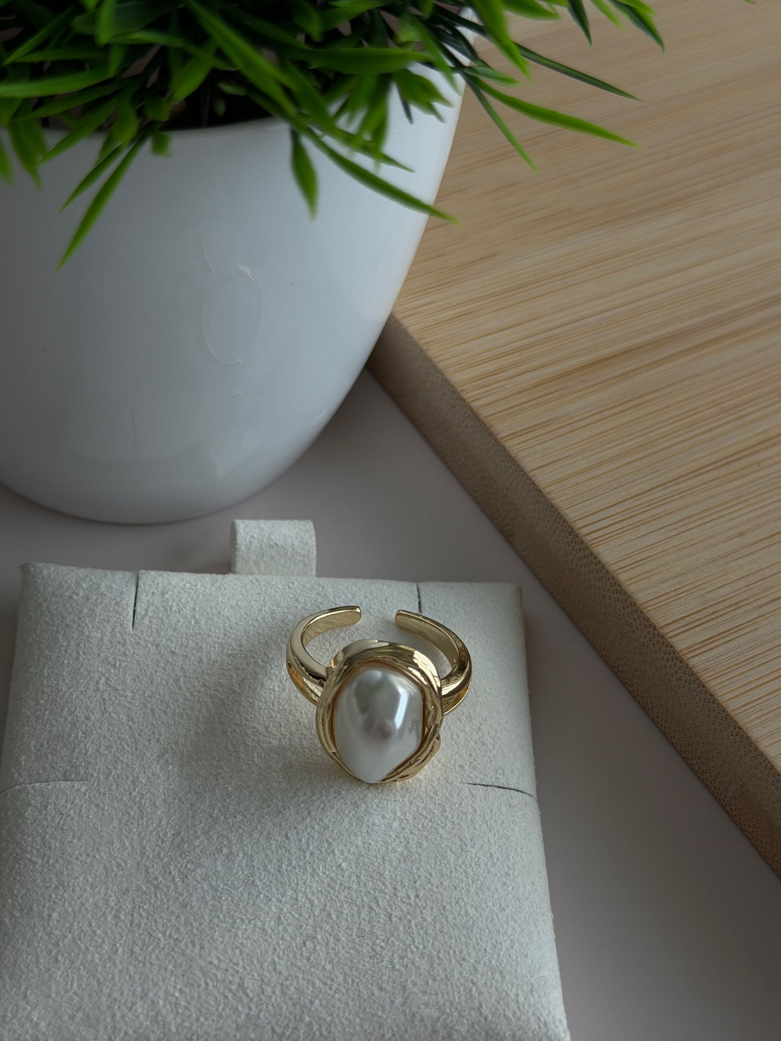 Oval Pearl Ring